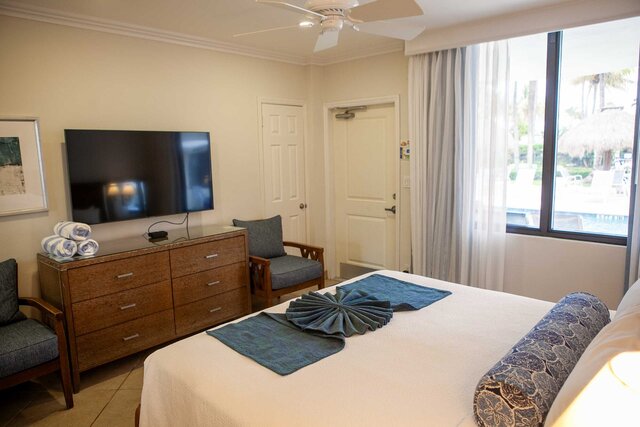 Image 5 for RM 07 Hotel Room Poolside King Bed