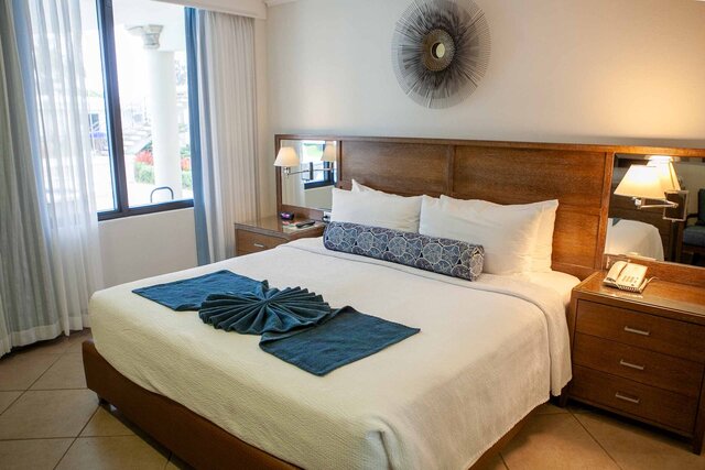 Image 4 for RM 07 Hotel Room Poolside King Bed
