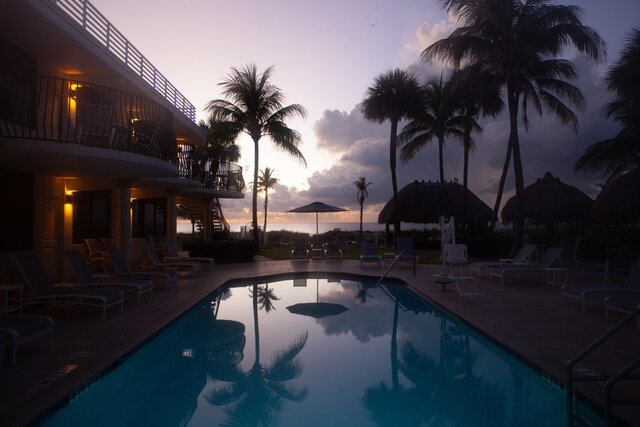 Image 6 for RM 09 Efficiency Poolside King Bed & Queen Sleeper Sofa