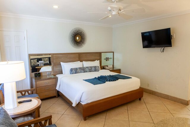 Image 2 for RM 14 2FL Efficiency Poolside King Bed 2nd Floor No Balcony