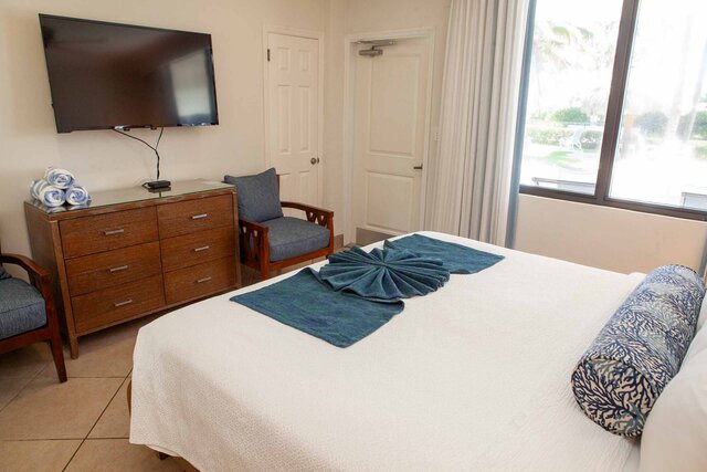 Image 3 for RM 03 Hotel Room Poolside King Bed