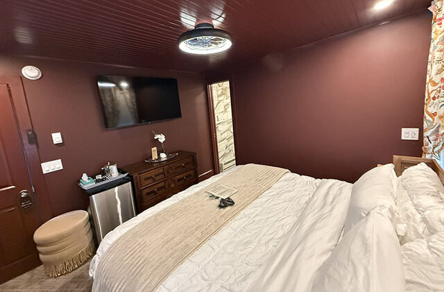 Image 2 for Room 23 king w/pvt bath