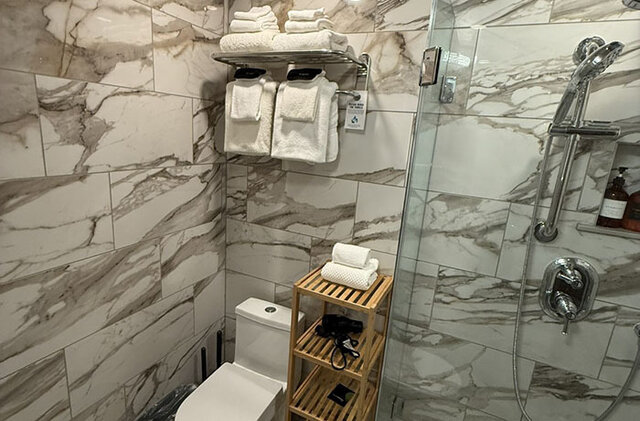 Image 3 for Room 23 king w/pvt bath