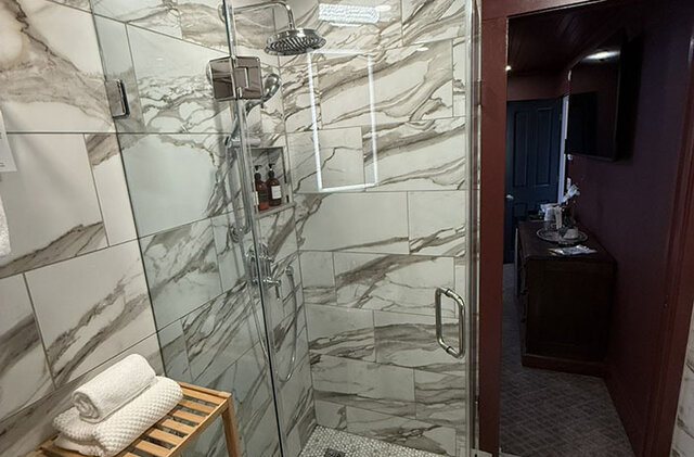 Image 5 for Room 23 king w/pvt bath