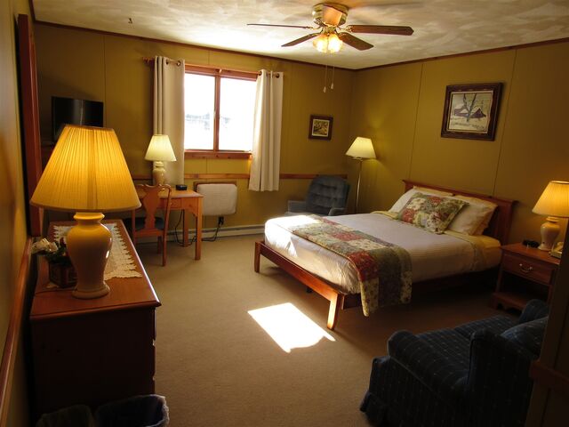 Image 2 for Queen Bed w/ Sitting Area