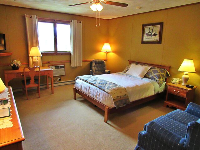 Image 1 for Queen Bed w/ Sitting Area
