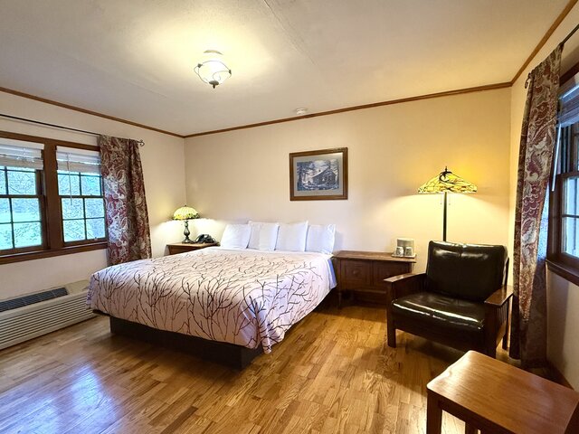 Image 4 for Classic Poolside King