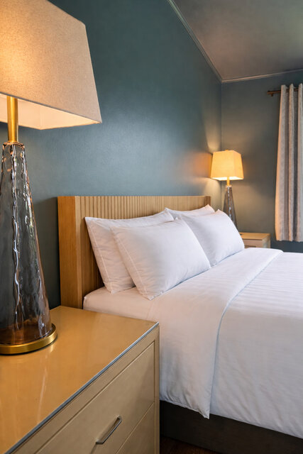 Image 3 for Classic Poolside King