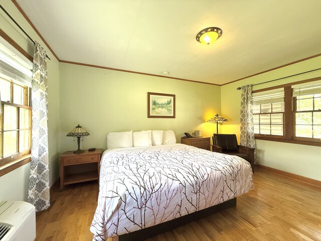 Image 1 for Classic Poolside King