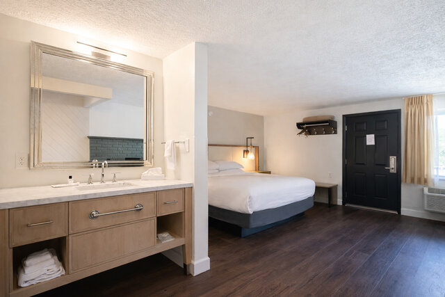 Image 3 for Deluxe King with Fireplace and Den