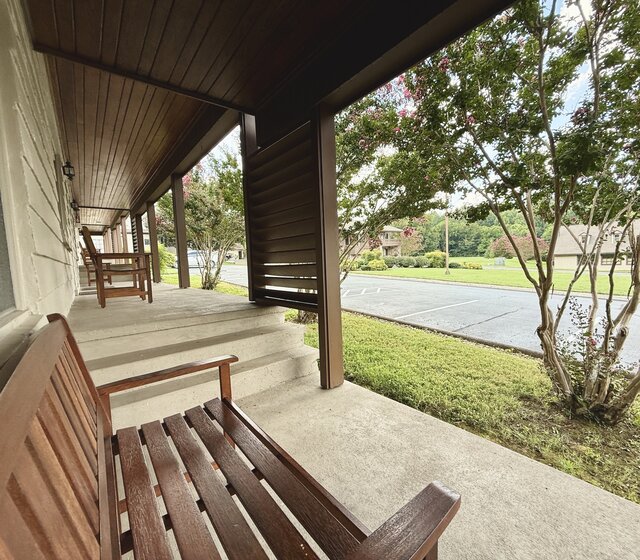 Image 7 for Classic Poolside King