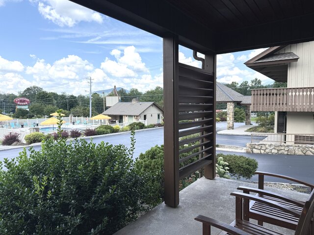 Image 8 for Classic Poolside King