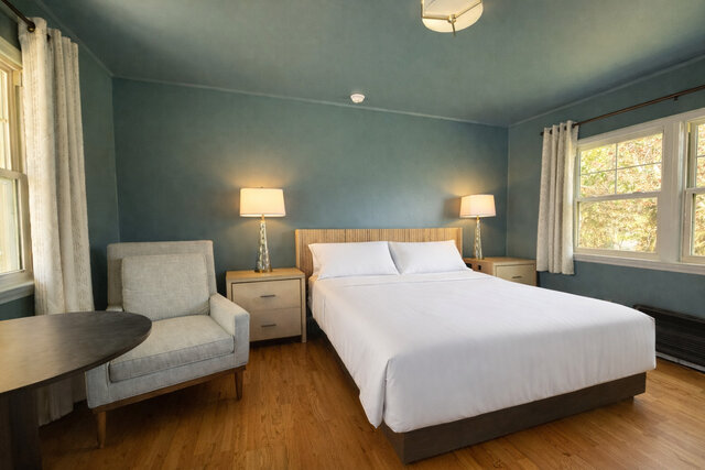 Image 1 for Classic Poolside King