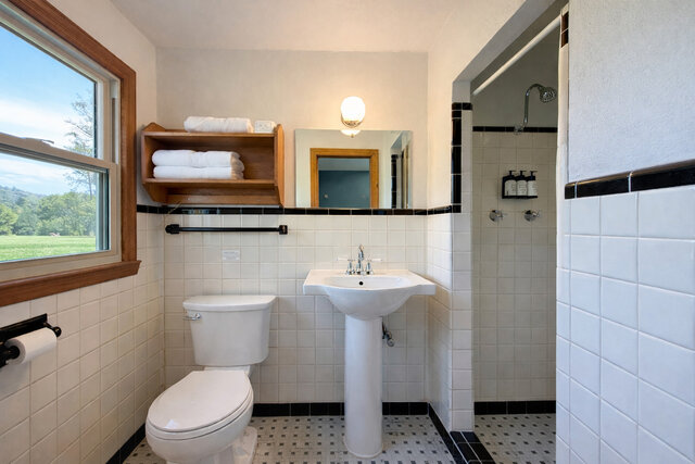 Image 4 for Classic Poolside King