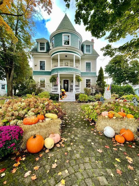 Image 1 for Fall - 3rd Night Complimentary