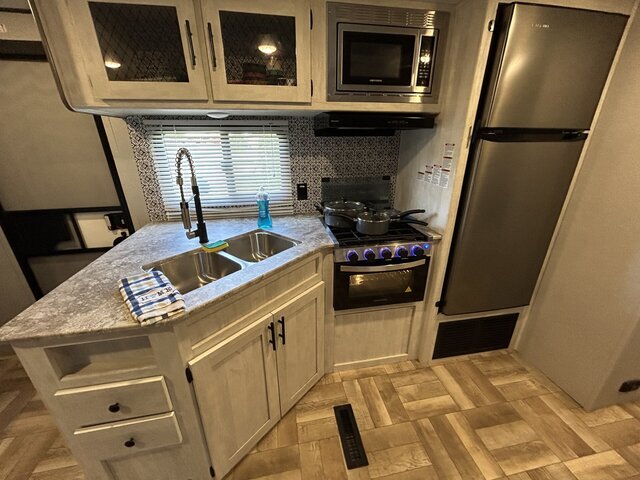 Image 5 for RV Space 5 RV Sleeps 8 - 36'