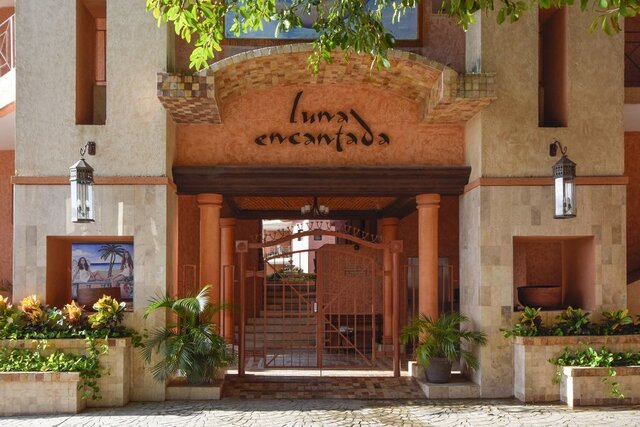 Image 14 for Luna F1 Fav-beachfront/poolside susan Mattingly