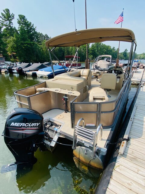 Image 2 for Pontoon Boat Manitou