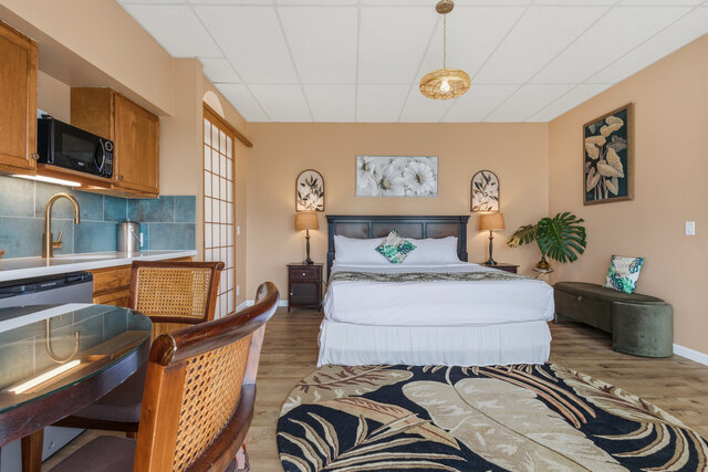 Image 4 for Moana Room