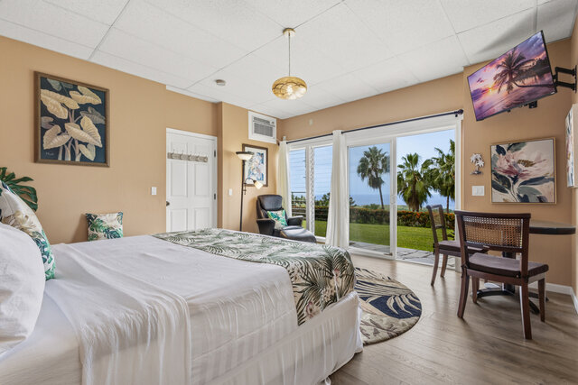 Image 5 for Moana Room