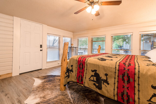 Image 4 for Bandera Bunkhouse On Main #5