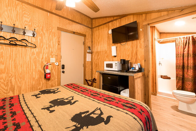 Image 3 for Bandera Bunkhouse On Main #2