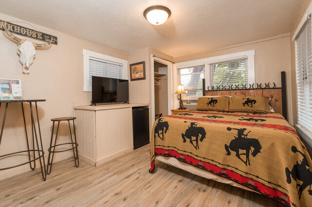 Image 2 for Bandera Bunkhouse On Main #6