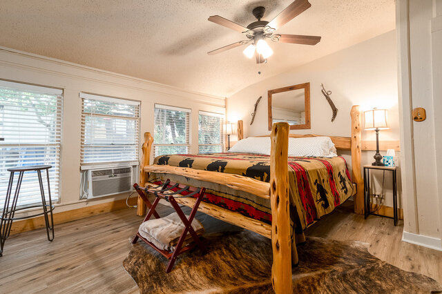 Image 2 for Bandera Bunkhouse On Main #5