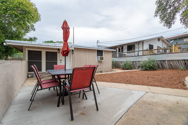 Image 7 for Bandera Bunkhouse On Main #5