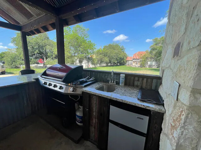 Image 15 for Main st Lodge- Bandera America!!