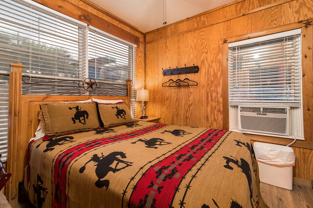 Image 2 for Bandera Bunkhouse On Main #1