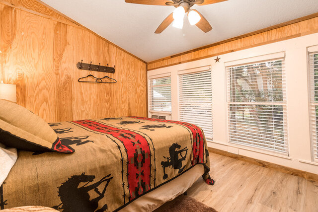 Image 2 for Bandera Bunkhouse On Main #4