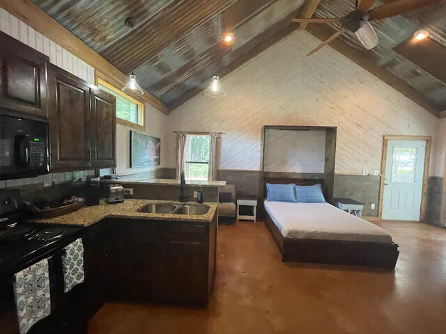 Image 17 for Main st Lodge- Bandera America!!