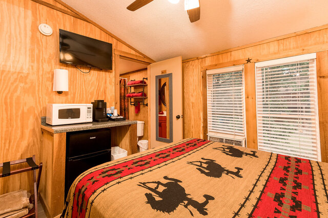 Image 2 for Bandera Bunkhouse On Main #2