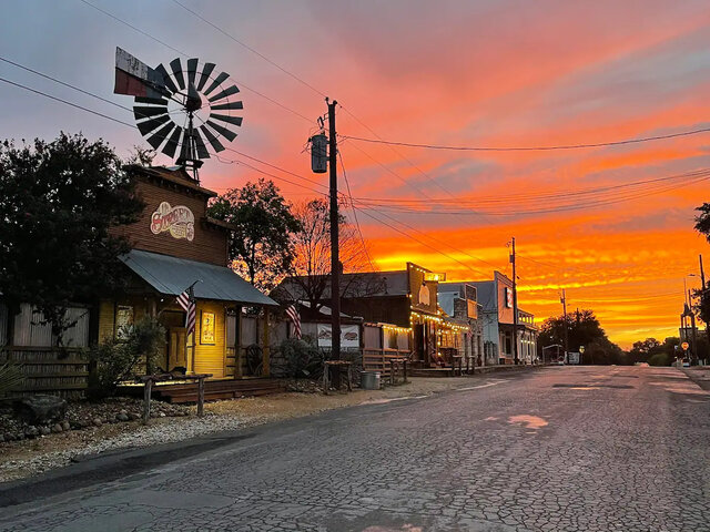 Image 11 for Main st Lodge- Bandera America!!