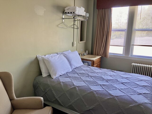 Image 4 for 315-2 Full-size Beds Sleeps 2 or 4 / Shared BA
