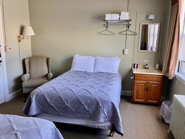 Image 3 for 315-2 Full-size Beds Sleeps 2 or 4 / Shared BA