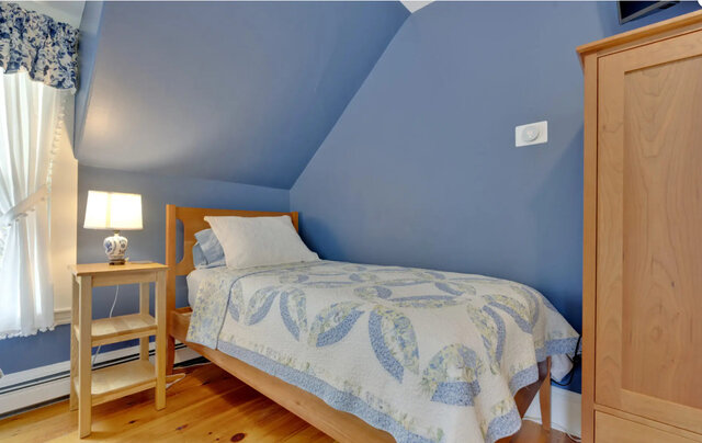 Image 4 for Blue Room