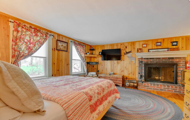 Image 4 for Pine Room
