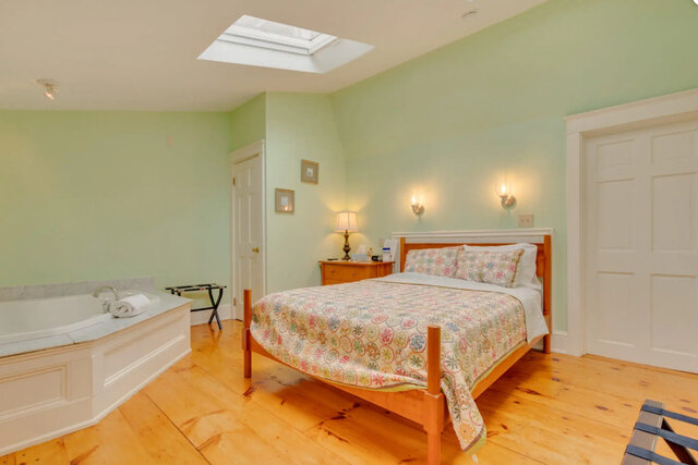 Image 2 for Green Room
