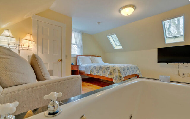 Image 2 for Yellow Room