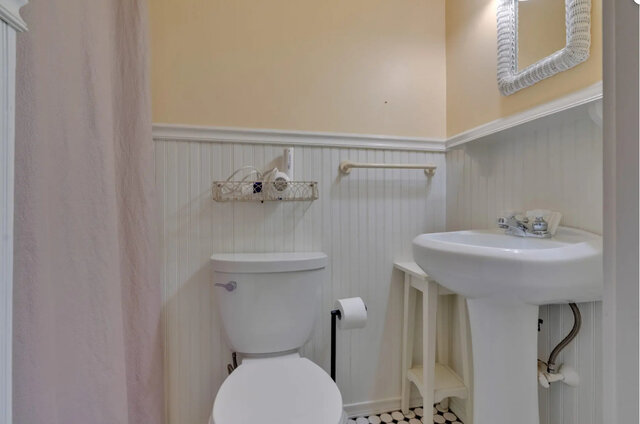 Image 4 for Yellow Room