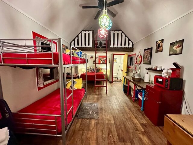 Image 2 for RED WOOF INN @GorgeousStays