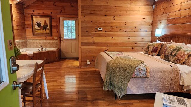 Image 3 for (Cabin 317) Three's a Crowd