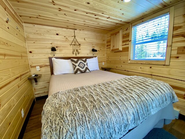 Image 14 for CABIN: RIVERFRONT DELUXE (Max:6)