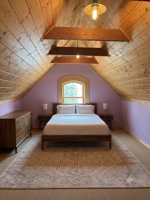 Upstairs Bedroom Queen Bed