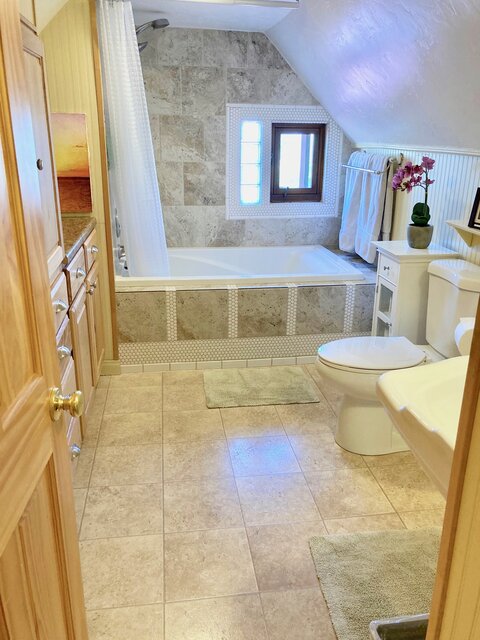 Upstairs Bathroom with Spa Tub