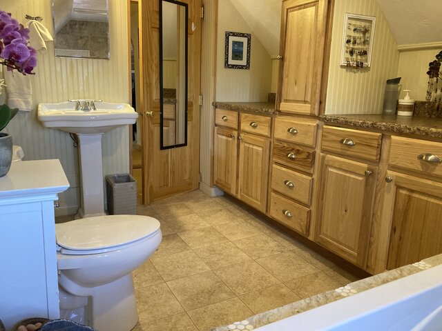 Upstairs bathroom with spa tub