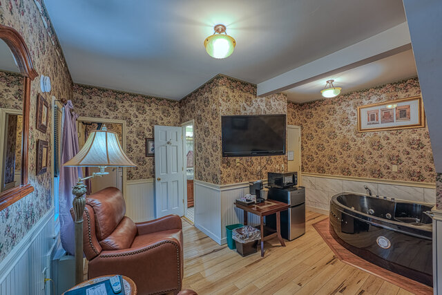 Image 1 for O'Toole's Roost-Queen Bed & Pull out couch (G)