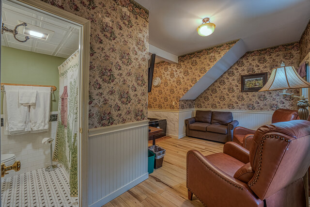 Image 2 for O'Toole's Roost-Queen Bed & Pull out couch (G)